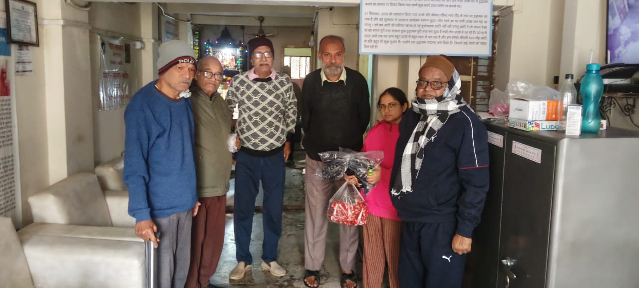 ट्रस्ट के मुख्य संस्थापक ट्रस्टी श्री राकेश कंसल द्वारा पूज्य माताजी की पुण्यतिथि (13.12.2025) पर वृद्ध आश्रम में मफलर एवं बिस्कुट वितरण